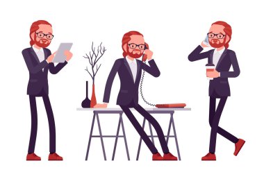 İşadamı, genç kızıl saçlı ofis çalışanı ayakta, telefonla konuşuyor.