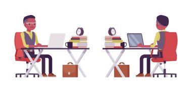 Siyahi işadamı, ofis çalışanı masada dizüstü bilgisayarla çalışıyor.