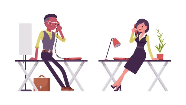 Homme d'affaires noir au bureau parlant au téléphone, femme d'affaires en vêtements de travail — Image vectorielle