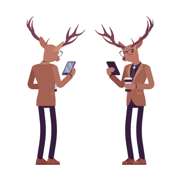 Человек-олень, мистер Лось, голова животного человек, стоящий со смартфоном