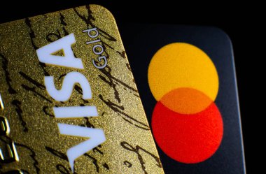 LVIV, UKRAINE - 15 Kasım 2020: VISA ve MasterCard markalı iki kredi kartı
