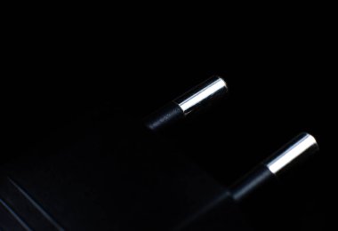 Elektrik prizleri koyu renk, yakın çekim fotoğraf.