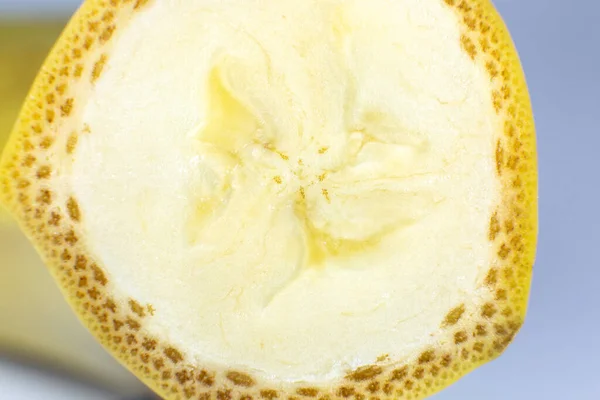白い背景にバナナの写真を閉じます バナナの実が半分にカットされ マクロビュー — ストック写真