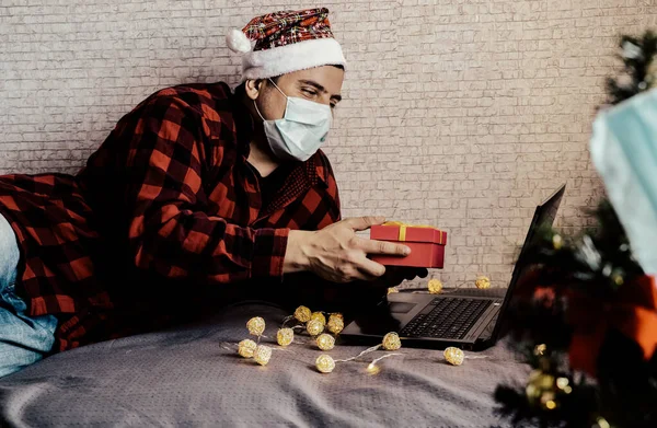 Presentes Natal Dar Homem Máscara Médica Partilha Presentes Caixa Através — Fotografia de Stock