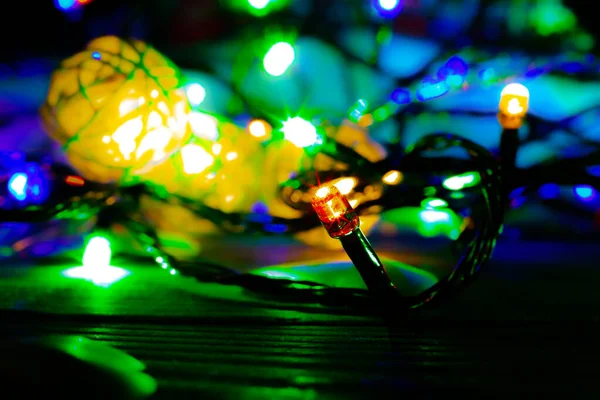 クリスマスライトが写真を閉じます 夕方には居心地の良い気分 お祝いの時間だ 休日のコンセプト — ストック写真