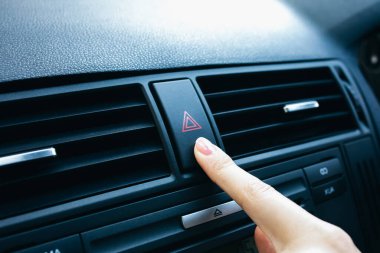 Kadın arabada panik düğmesine basıyor. Araçta kırmızı alarm.