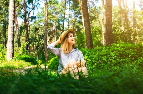 Hipster Girl Chapeau Paille Assis Dans Forêt Concept Soif Errance — Photo