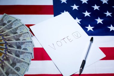 Üzerinde dolar olan Amerikan bayrağı. Amerika 'da seçimler. Oy kenesi için kağıt. Para yozlaşma konseptidir. Ülkede haksız siyasi değişiklikler.