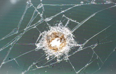 Kurşundan kırılmış cam. Fotoğraf dokusunu kapat.