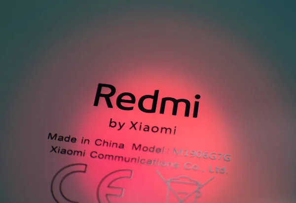 LVIV, UKRAINE - 3 Ekim 2020: Modern akıllı telefon Xiaomi Redmi Note 8 Pro ve 64 Mp. çözünme