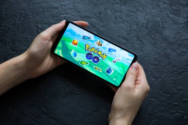 LVIV, UKRAINE - 25 Ekim 2020: Modern akıllı telefondan Pokemon Go oynamak.