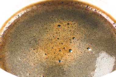 Kahverengi kahve köpüğü desenli fincan, yakın çekim, makro fotoğraf..