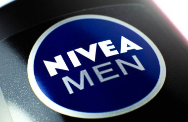 LVIV, UKRAINE - 18 Kasım 2020: Nivea erkek şampuanı siyah şişe