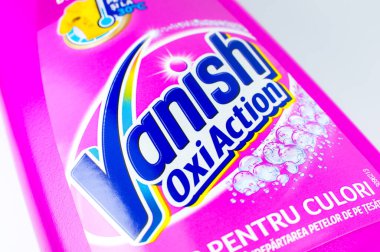 LVIV, UKRAINE - 18 Kasım 2020: Pembe şişe içinde kaybolan oxi Action deterjanı