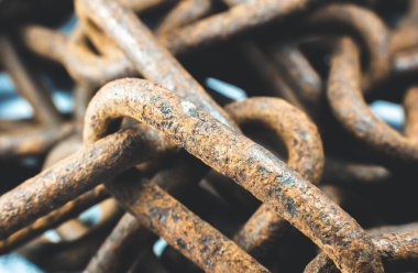 Beyaz arka planda paslı zincirler. Fotoğrafı kapat..