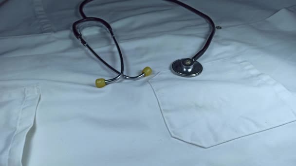 Lékařské Obličejové Masky Padají Doktorské Šaty Stetoskop Koronavirová Pandemie Výzkum — Stock video