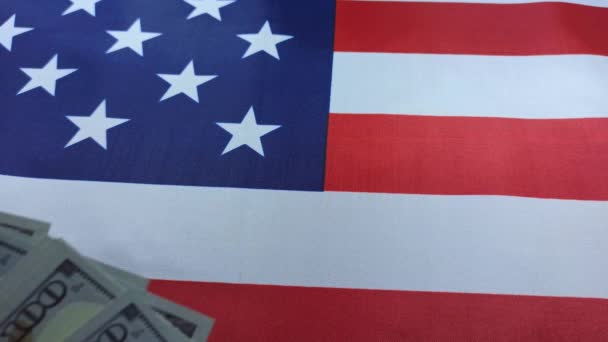 男はアメリカ国旗にドルをかけた 汚職制度 米国の政治的変化 為替レート 経済危機 — ストック動画