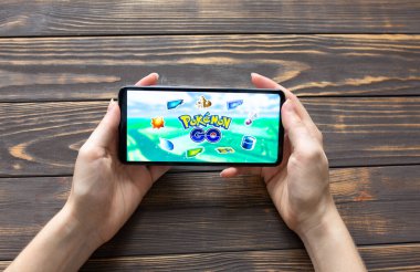 LVIV, UKRAINE - 25 Ekim 2020: Modern akıllı telefondan Pokemon Go oynamak.