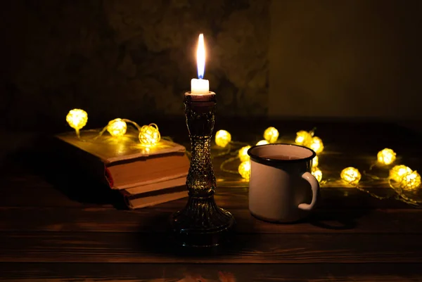 居心地の良い夜のための本やホットティーマグカップ クリスマスライトと休日気分の写真 木製のハートとキャンドル 巨大な概念 完璧な秋のフラットレイアウト — ストック写真