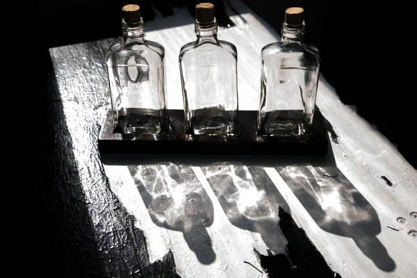 ボトルの影 自宅で創造的な照明 ロフトスタイル — ストック写真