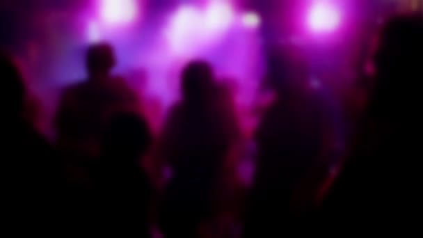 Silhouette Sfocate Persone Che Ballano Alla Festa Nightclub Concerto Musicale — Video Stock