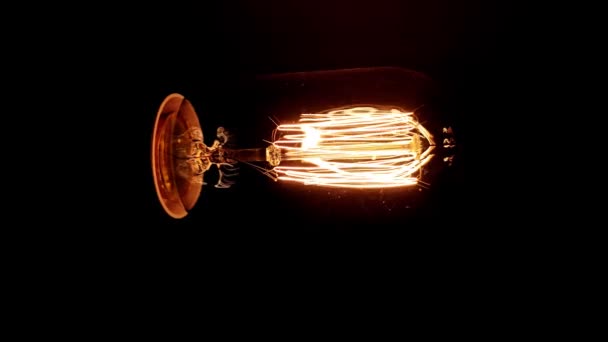 Vacker Gul Lampa Med Glödande Volfram Glödtråd Flimrar Ett Modernt — Stockvideo