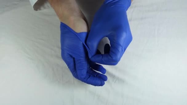Lekarz Zdejmuje Rękawiczki Medyczne Choroba Wirusowa Pandemia Koronawirusa Badania Leczenie — Wideo stockowe