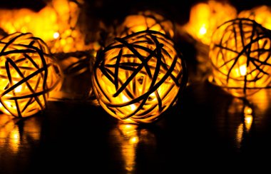 Noel ışıkları fotoğrafı kapatır. Akşamları sıcacık oluyor. Şenlik zamanı. Tatil konsepti. Mutlu yıllar..