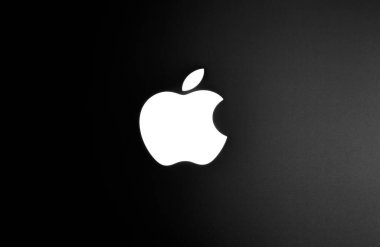 LVIV, UKRAINE - 08 Ekim 2020: gri arkaplanda elma tabelası. Yakın çekim fotoğrafı. İphone.