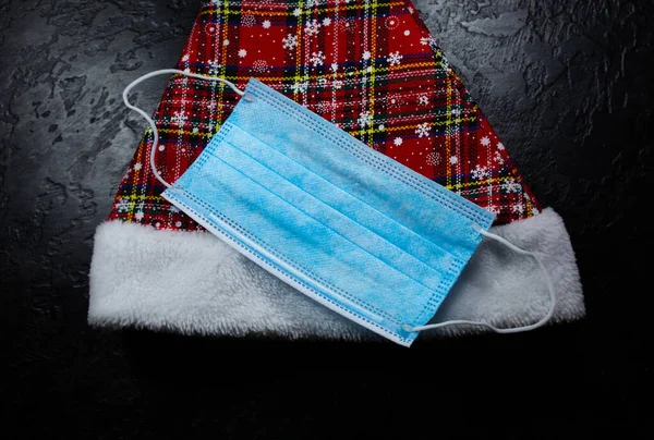 Presentes Natal Dar Chapéu Papai Noel Máscara Médica Férias Isolamento — Fotografia de Stock