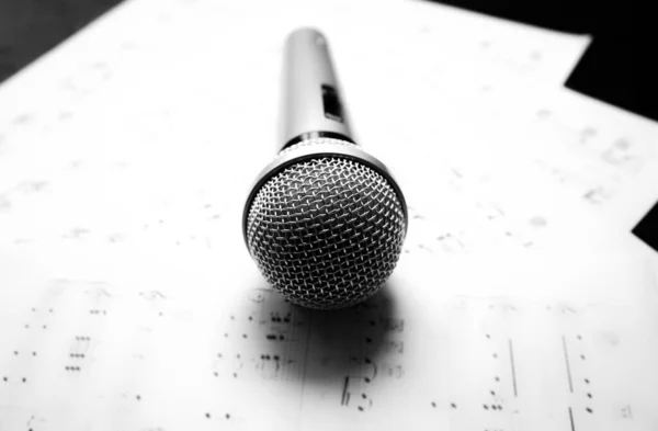 Mikrofon Zongoralepedőn Szabadidős Tevékenységek Otthon Karaoke Hobbi Zenészszakma — Stock Fotó