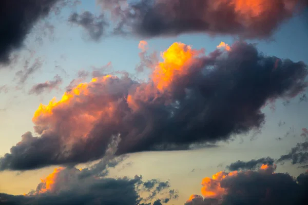 Schöner Abendhimmel Wolken Sonnenuntergang Mit Rosa Lichtern — Stockfoto