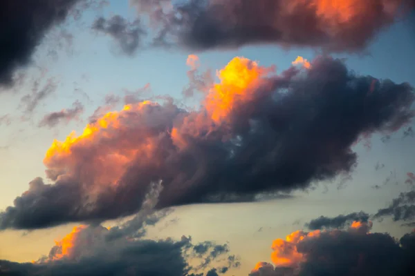 Beau Ciel Nocturne Nuages Coucher Soleil Avec Des Lumières Roses — Photo