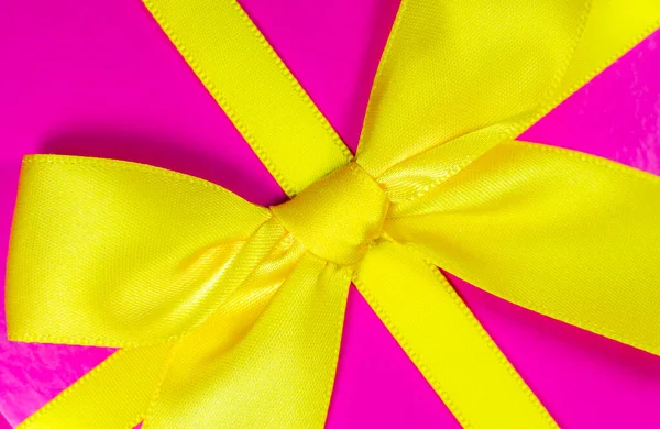 ピンクの背景に黄色い弓で箱を提示します 誕生日会だ 販売と割引 クリスマスショッピングのアイデア 特別オファーだ コピースペース ブラック フライデーのコンセプト — ストック写真