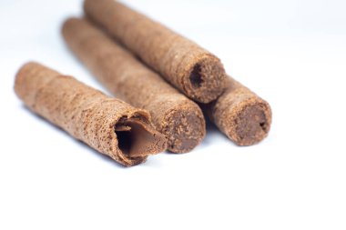 Tatlı çikolatalı waffle dürümleri beyaz arka plana yakın dururlar..