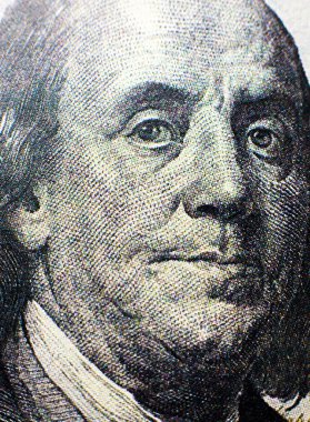 Üzerinde Franklin 'in olduğu bir dolar. Fotoğrafı kapat. Amerikan parası.