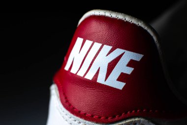 LVIV, UKRAINE - 3 Ekim 2020: Nike etiket editör fotoğrafı. Antrenörler yakın plan..