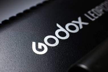 LVIV, UKRAINE - 3 Ekim 2020: Godox etiket editör fotoğrafı. Yakın plan fotoğraf..