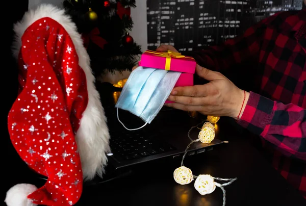 Presentes Natal Dar Homem Partilha Presentes Caixa Através Chamadas Vídeo — Fotografia de Stock