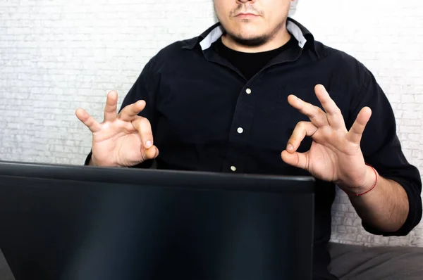Nsan Işaret Dili Ile Iletişim Kuruyor Dizüstü Bilgisayarın Yanındaki Adam — Stok fotoğraf