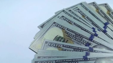 Masada bir dolar para ve bir silah var. Cinayet emri verildi. Öldürücü kavram. Suçlular.
