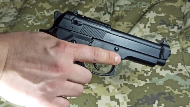 Pistola Recargando Sobre Fondo Chaqueta Caqui Concepto Del Ejército — Vídeo de stock