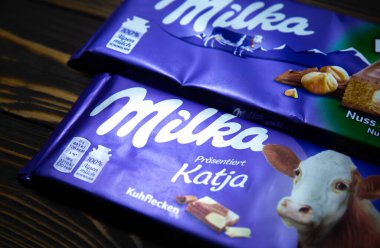 LVIV, UKRAINE - 02 Ekim 2020: Milka çikolatası masada yatıyor.