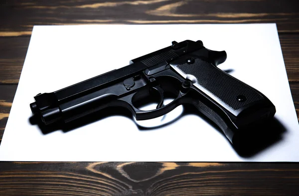 Пистолет Стол Легализация Оружия Криминальные Проблемы — стоковое фото