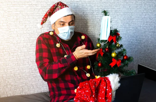 Різдвяні Подарунки Дарують Людина Медичній Масці Ділиться Подарунками Через Відеодзвінки — стокове фото