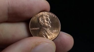 İnsan eli parlayan Amerikan senti, yakın çekim. Makro paralar. 