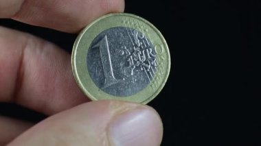 Adam elinde parlayan bir euro sent, görüntüyü kapat. Makro paralar.