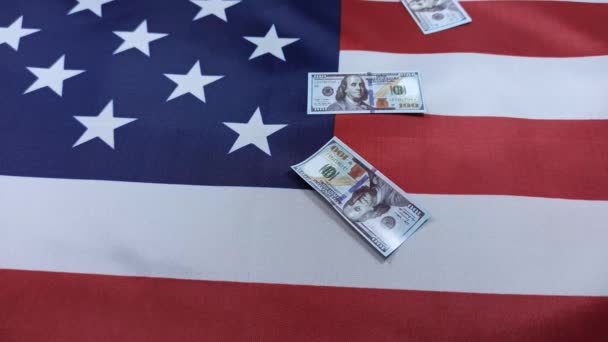 Los Dólares Caen Sobre Bandera América Dinero Estadounidense Gente Rica — Vídeo de stock