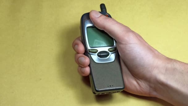 Eski Cep Telefonu Kaydırıcısı Erkeğin Elinde Geçmiş Zaman Retro Teknolojisi — Stok video