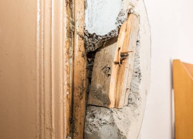 Evdeki eski duvarın yenilenmesi gerekiyor. Adam daireyi tamir ediyor. Bakım işini kendin yap..